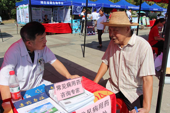 彭京宁主管药师接受市民用药咨询